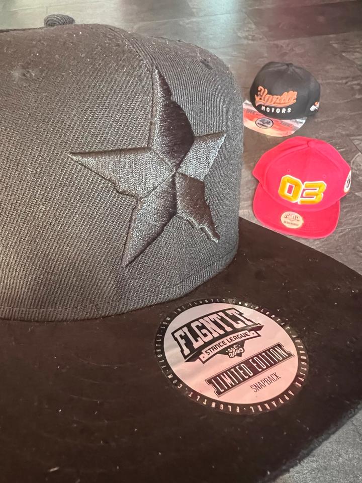 FLGNTLT Snapbacks 4 Stück Caps + limitierte Carbon Genetics Cap in Arberg