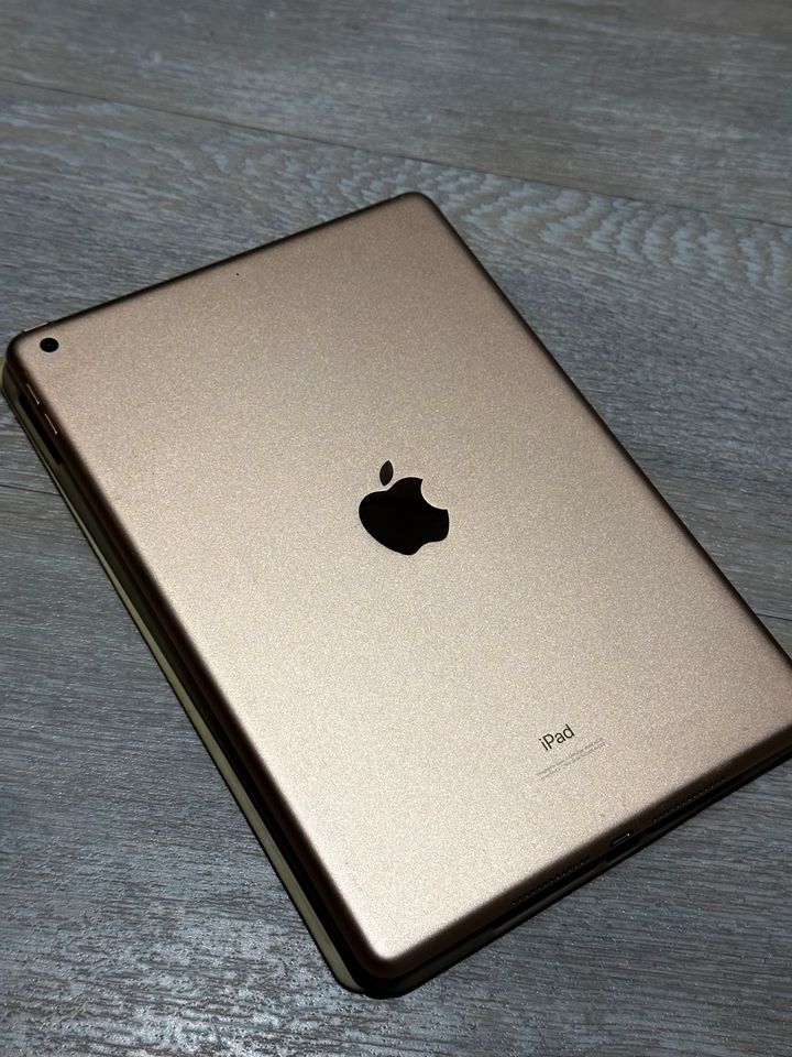 Apple iPad 8th Generation WiFi 32 Gb Gold in Düsseldorf