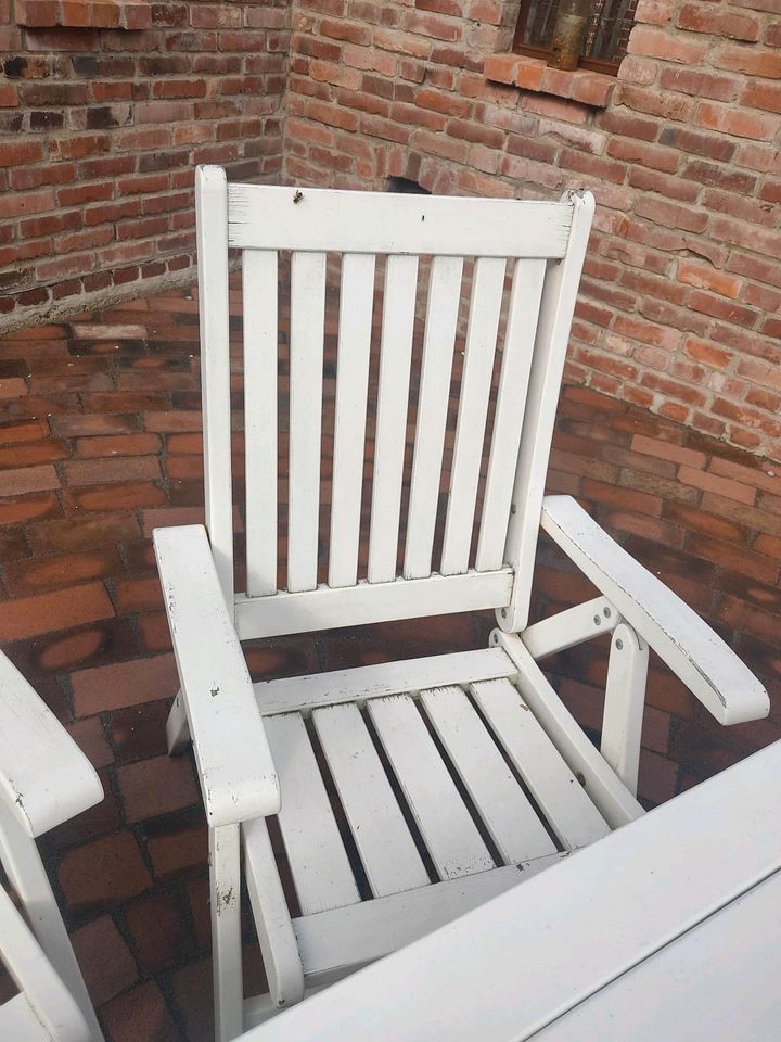 Gartentisch Holz weiß mit sechs Stühlen in Schwarme