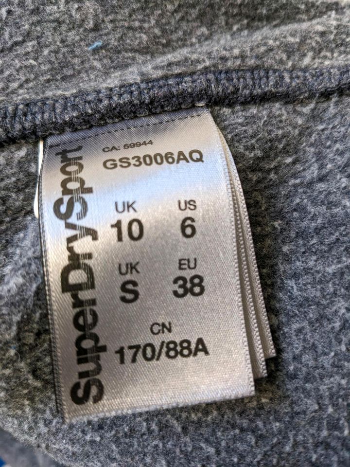 Superdry Kapuzenpullover, neuwertig, Pulli in Maisach