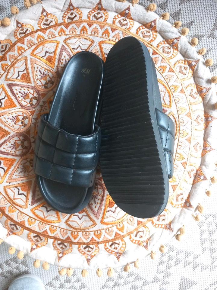Neu! H&M Sommer Pantoletten Gr. 39 schwarze PufferBadeschlappen in Schortens