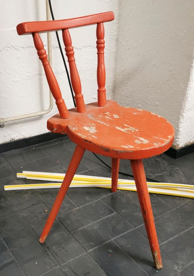 Holz Dreibein Stuhl vintage in Unterthingau