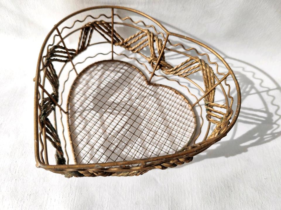 Retro-Korb aus goldfarbenem Metalldraht in Herzform, 17x18 cm in Geisenheim