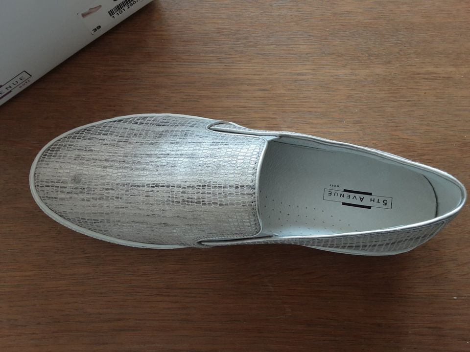 Slipper, gold-silbrig mit Struktur, neu, 39 in Düsseldorf