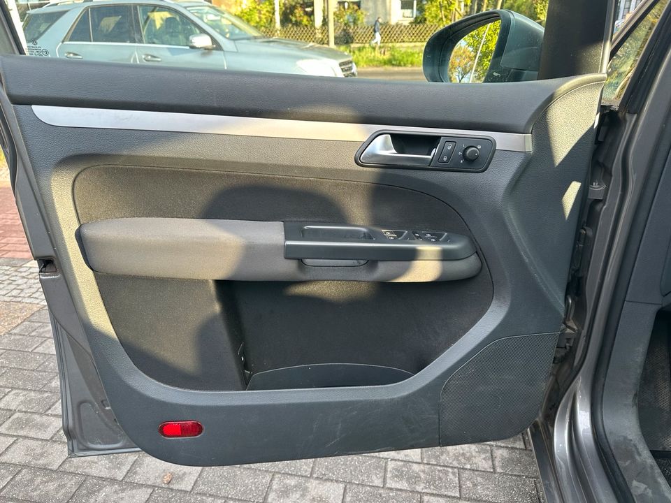 VW Touran 1,4 Automatik Klimaanlage fünf Sitzer in Berlin