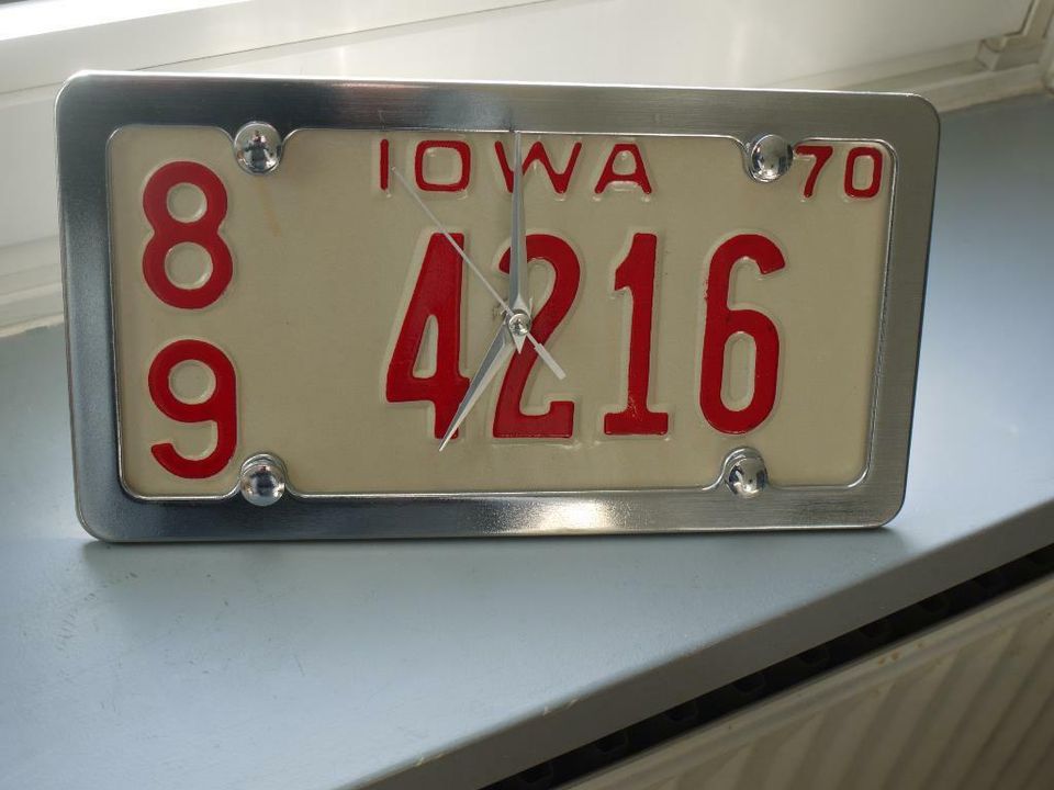 Tischuhr U.S. Nummernschild IOWA 70  NEUWERTIG in Bovenden