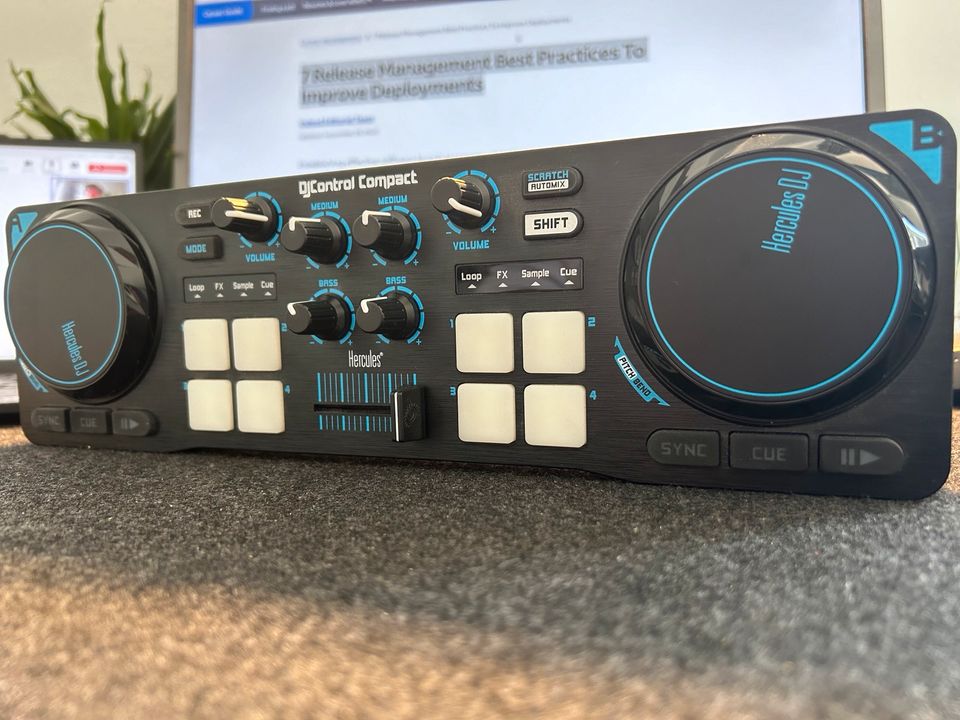 DJ Controller - Hercules DJControl Compact in Niederdorfelden