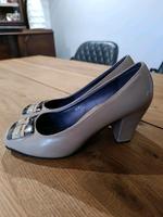 wunderschöne Spangenpumps Dirndl 41 beige Niedersachsen - Osloß Vorschau
