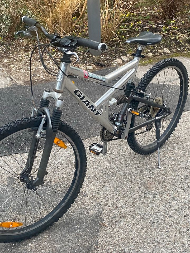 Verkaufe MTB Fahrrad Marke Giant 26"Zoll,24Gänge,Schutzbleche in München