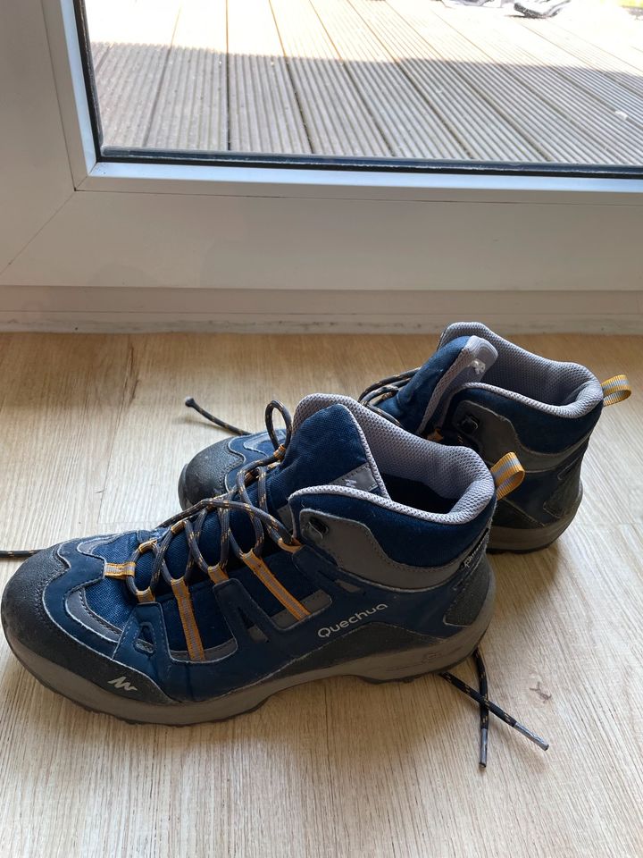 DECATHLON mountain boots size 40 in Hamburg