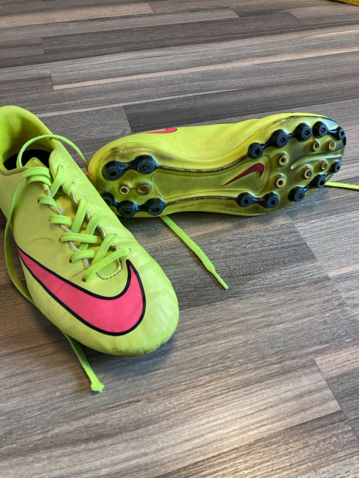 Nike Fußballschuhe 36,5 artificial grass Kunstrasen neon gelb pin in Karlsruhe