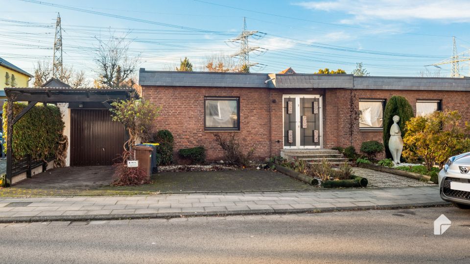 Gepflegtes Wohnglück: Bungalow mit charmantem Außenbereich, Garage, Carport, Sauna & Schwimmbad in Köln