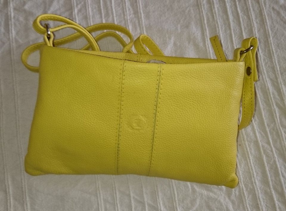 Kleine gelbe Handtasche aus Leder, neu in Nordrhein-Westfalen - Arnsberg |  eBay Kleinanzeigen ist jetzt Kleinanzeigen