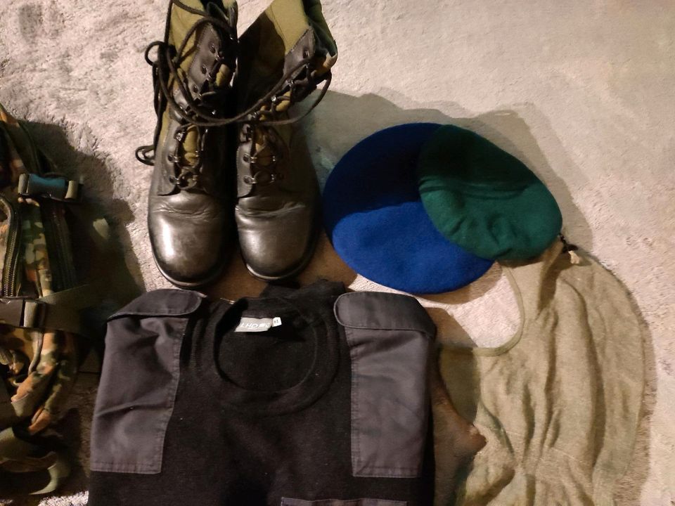 Bw Seesack, Rucksack, Kampfstiefel, Barret, Pullover, uvm in Plate