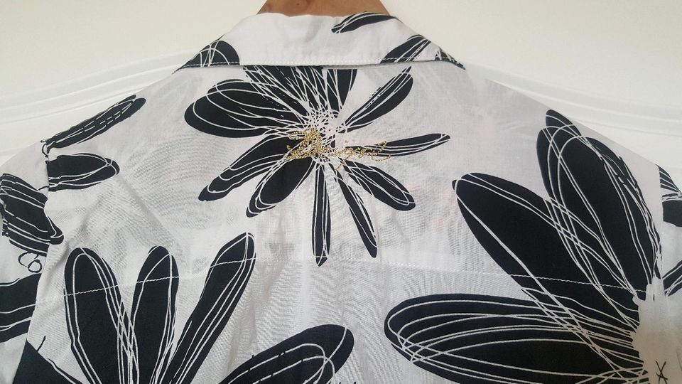 Tolle Desigual Bluse weiß/schwarz Blumenprint Gr. S NEUWERTIG in Seegebiet Mansfelder Land