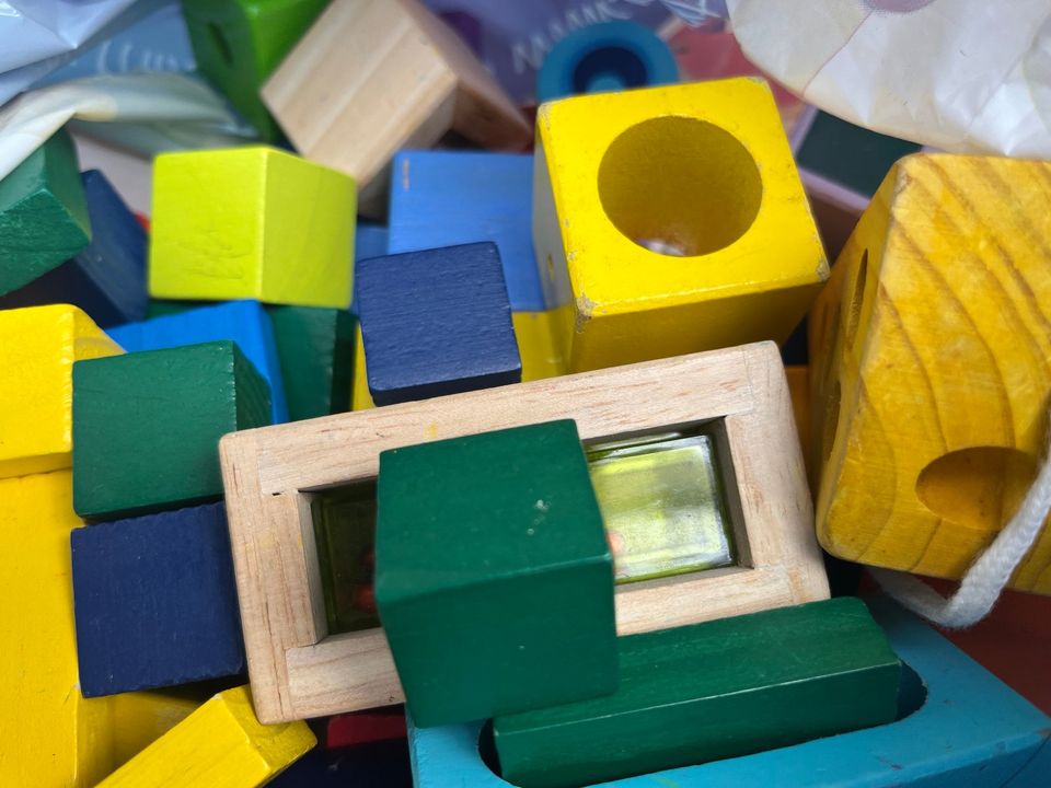 Bausteine aus Holz und andere Spielsachen in Memmingen