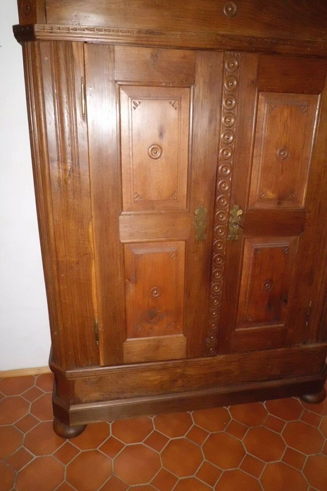 Antiker Eicheschrank massiv, Garderobenschrank Barock in Loßburg