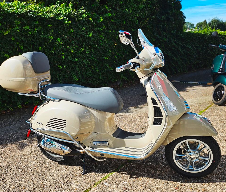 Vespa GTS 300 Classic ABS ASR Keyless Neu 2 Jahre Garantie in Leverkusen