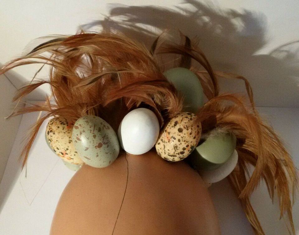 Dekoratives farbharmonisches Straußenei mit Federn und Eierkranz in Jork