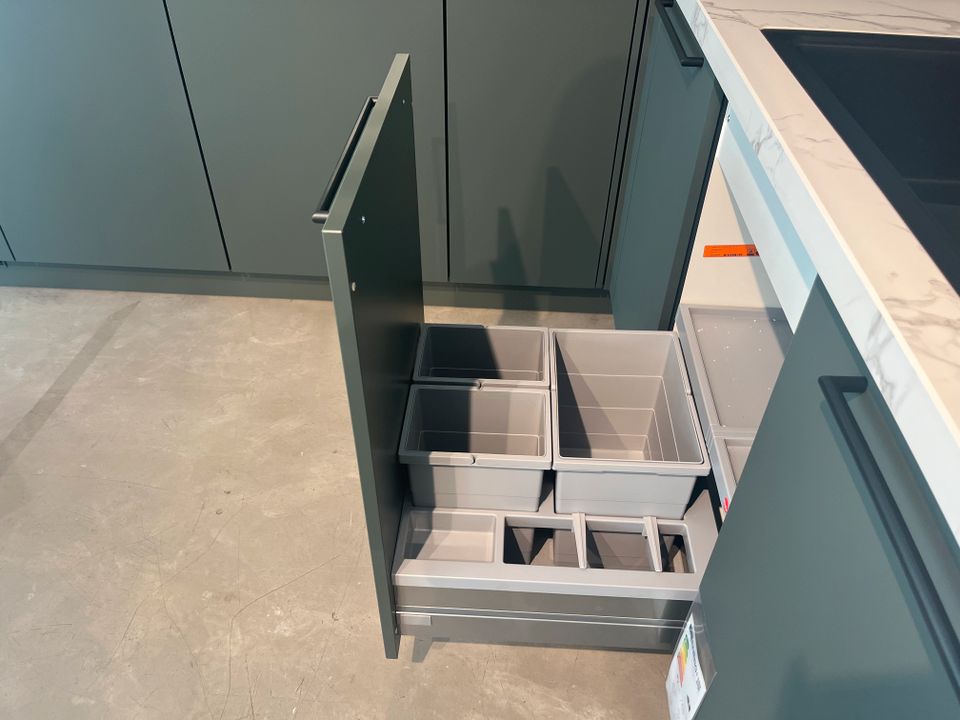 Design Musterküche mit Dekton Arbeitsplatte in Böblingen