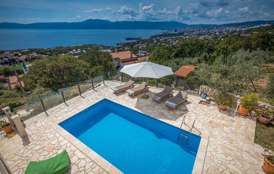 Ferienhaus mit Pool in Kostrena (Kroatien) für 8 Personen + 1 H. in München