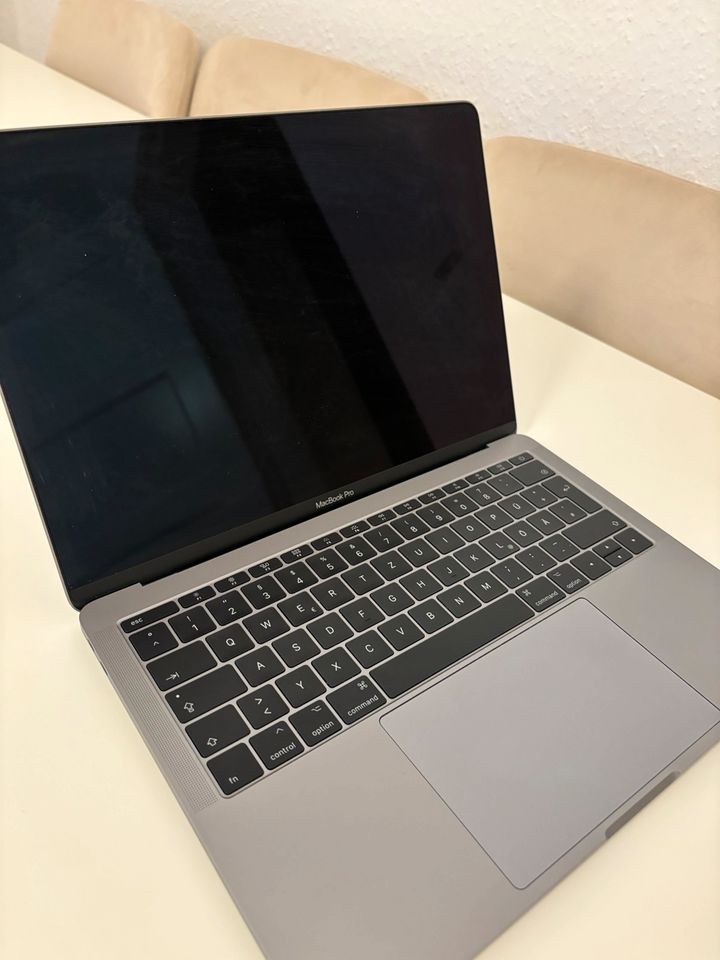 Apple MacBook Pro 2017 Spacegrau 13“ Zoll 128 GB OVP Zubehör in Berlin