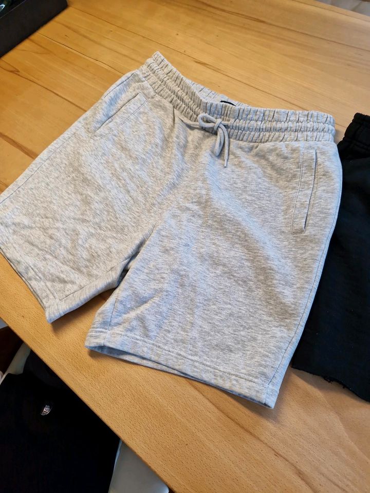 2 Sweat Shorts Champion & H&M in Müllheim