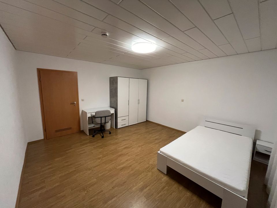 Möbliertes WG Zimmer in bester Lage !!! in Stuttgart