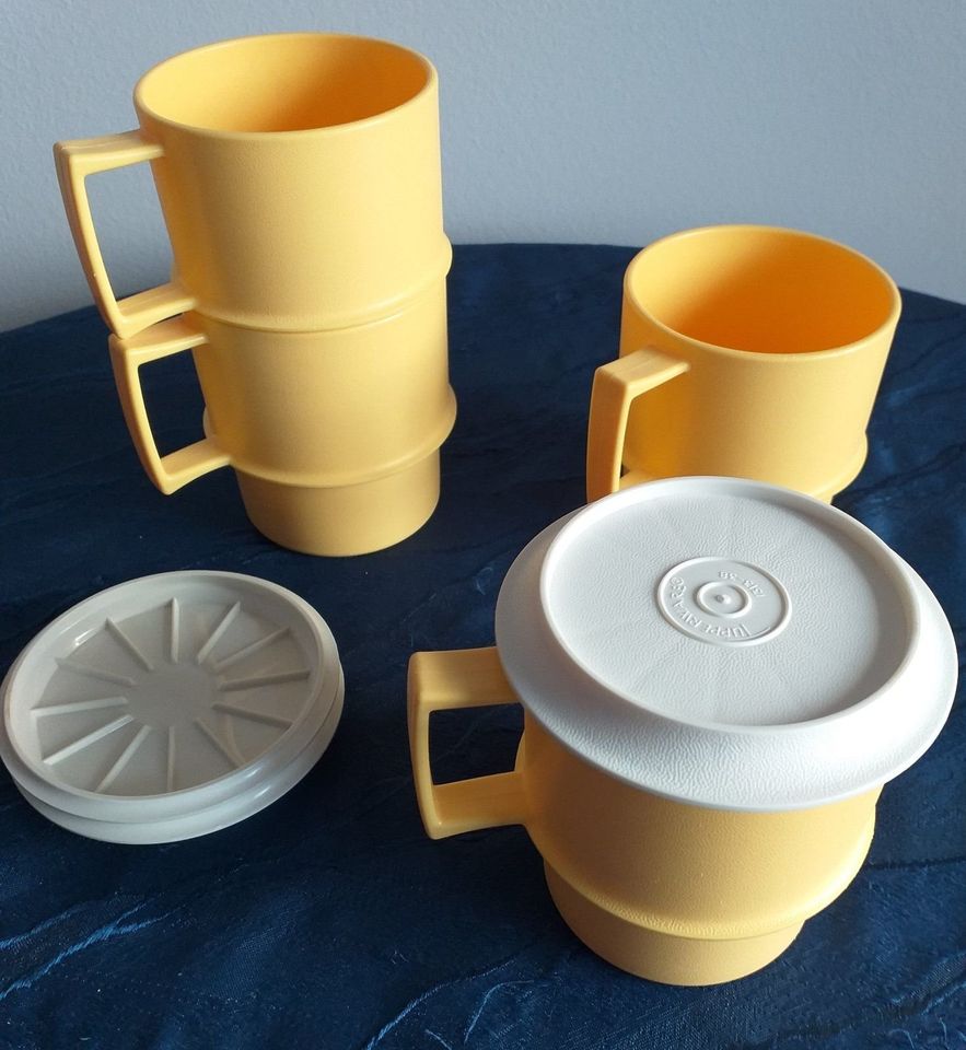 Tupperware Trinkbecher mit Deckel Untersetzer Vintage in Holzkirchen