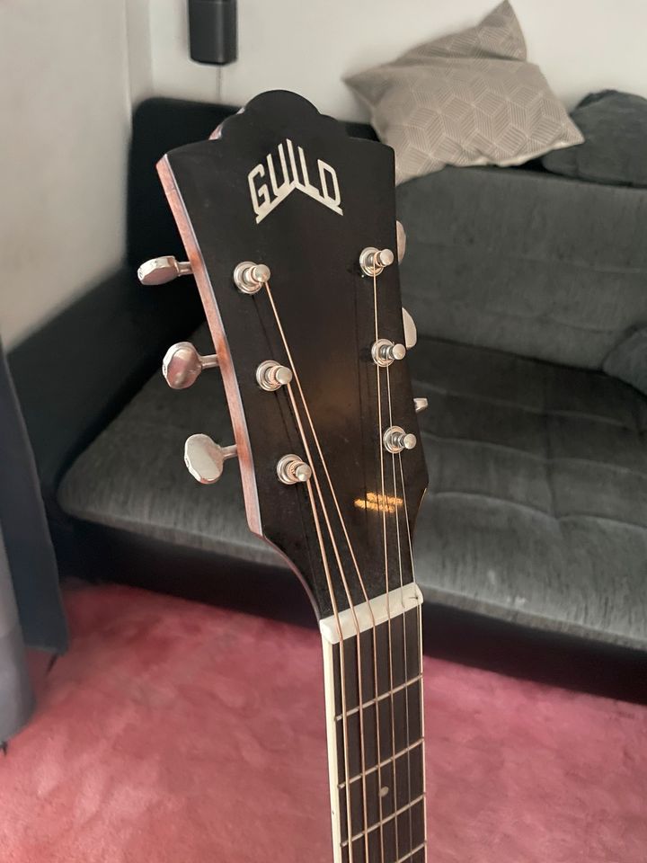 Guild OM 260 Deluxe Antique Burst Gitarre in Stuttgart