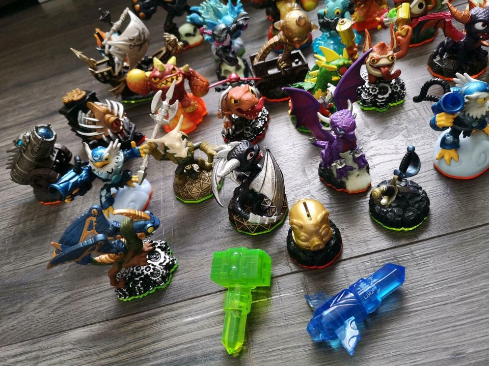 Wii Skylanders Set: 3 Spielen, 43 Figuren, 3 Portale in Bad Kreuznach