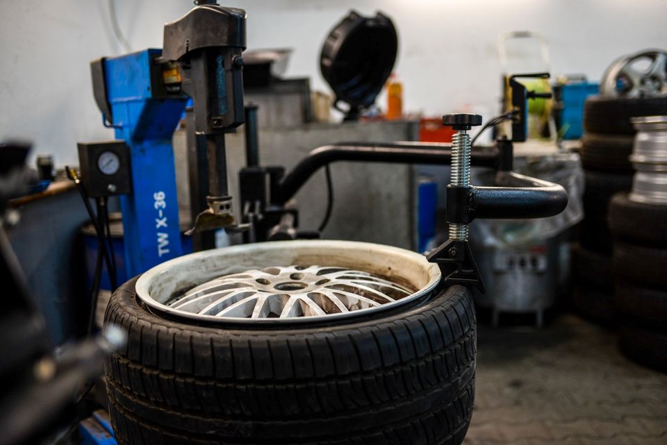 Achsvermessung Fahrwerk Reifenwechsel Werkstatt Lackierung in Ludwigsfelde