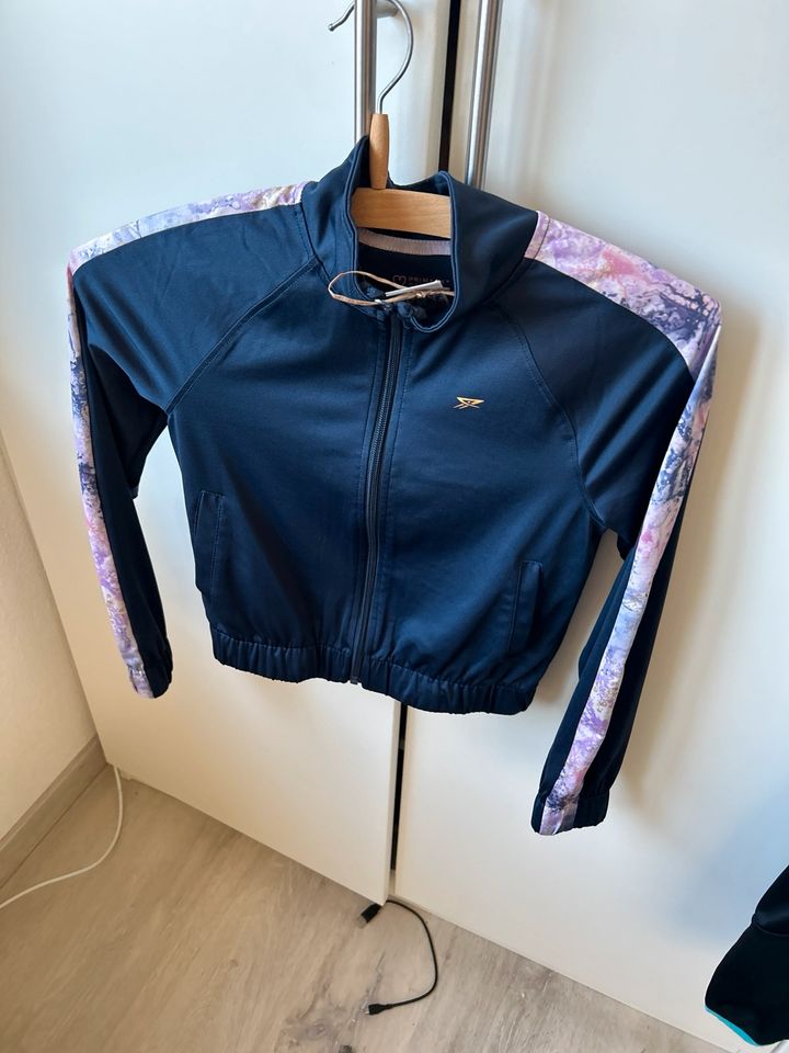 Sport Jacke mit top in Zell unter Aichelberg