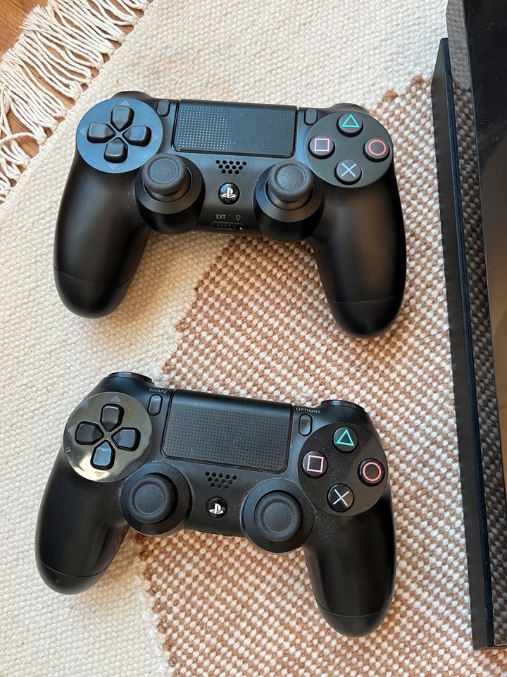 Sony PS 4 Konsole mit 2 Controlern in Berlin