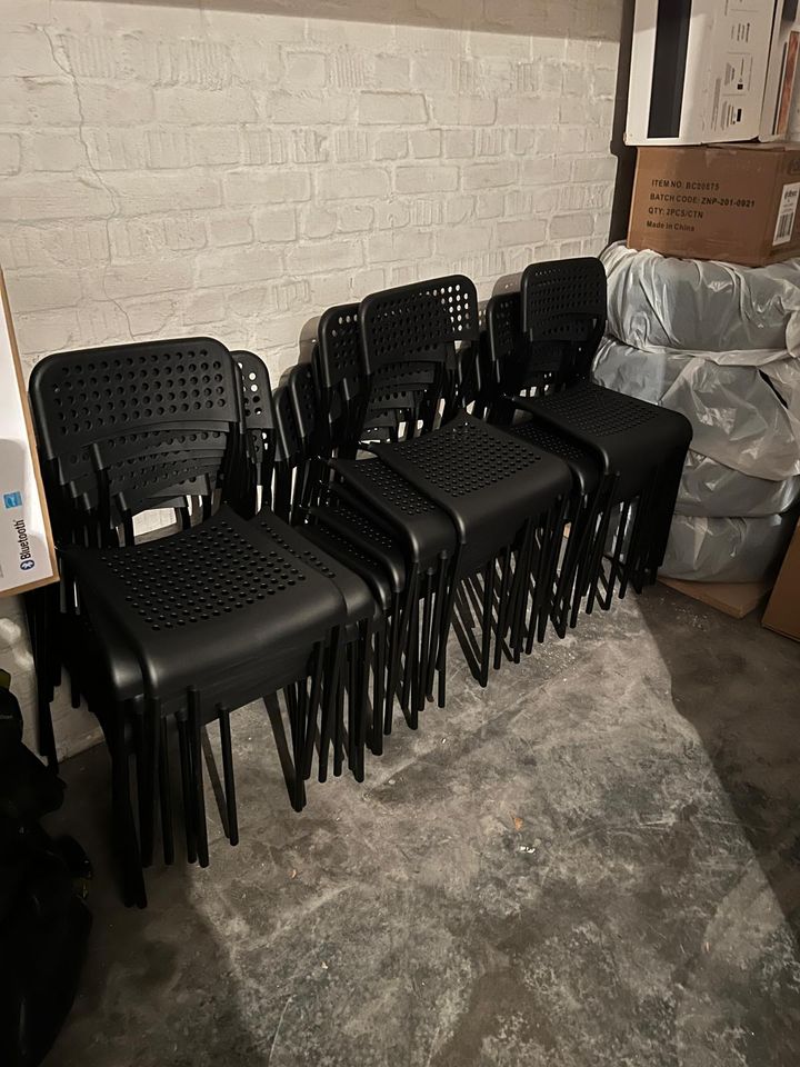 40 ADDE Stuhle und 10 SANDSBERG Tischen zusammen zu verkaufen in Hamburg