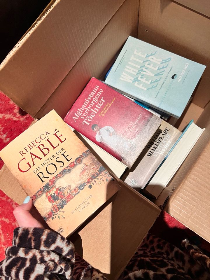Verschenke Kiste mit Büchern querbeet in Berlin