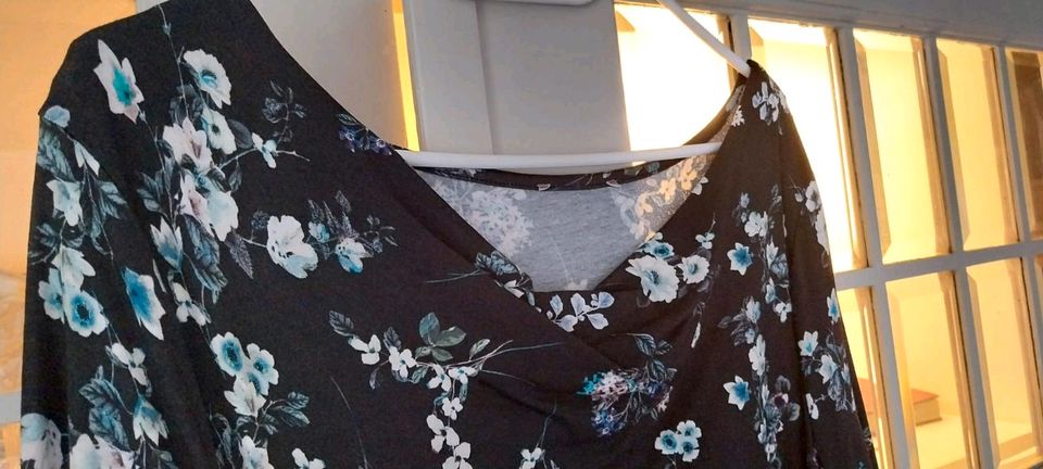 Kleid Knielang, Blumen dunkel blau, Gr. 38, Neuwertiger Zustand in Scharnebeck