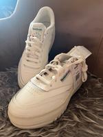 Toller Reebok Sneaker mit dickerer Sohle Hessen - Herbstein Vorschau