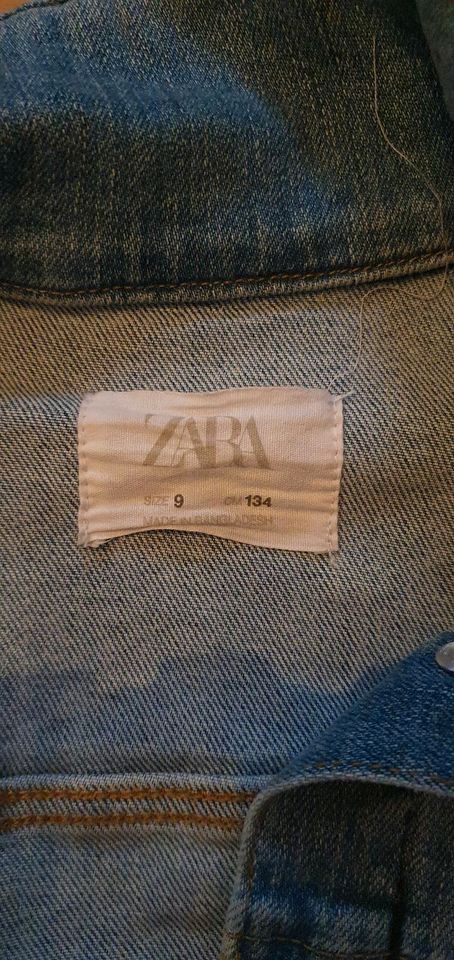 Jeans Jacke Zara Shirt in Leipzig