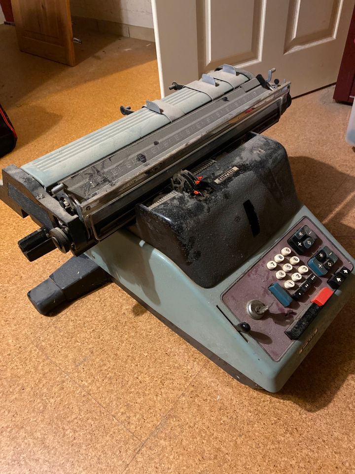 Schreibmaschine Rechenmaschinen alte Kasse zu verschenken in Lilienthal