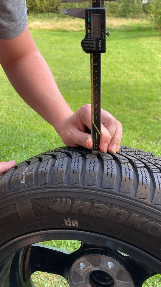 Winterreifen auf grauen Alu Felgen 205/55 R16 in Olpe