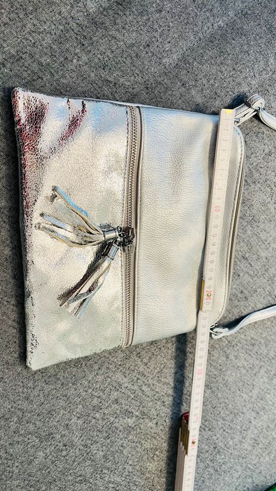 Schultertasche Silber sehr modern. in Gelsenkirchen