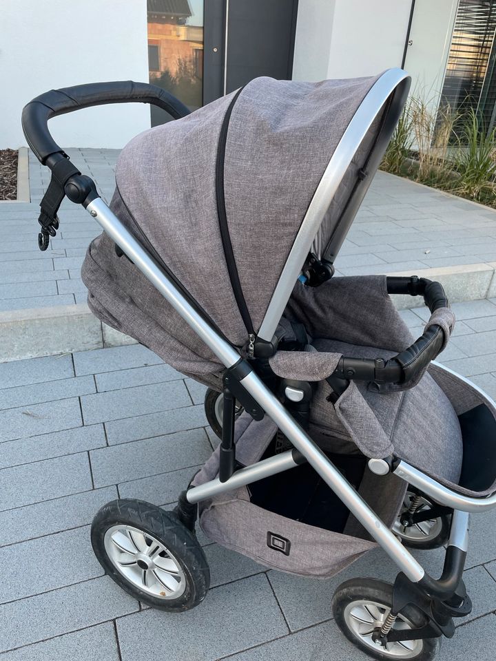 Kinderwagen der Marke MON in Assamstadt