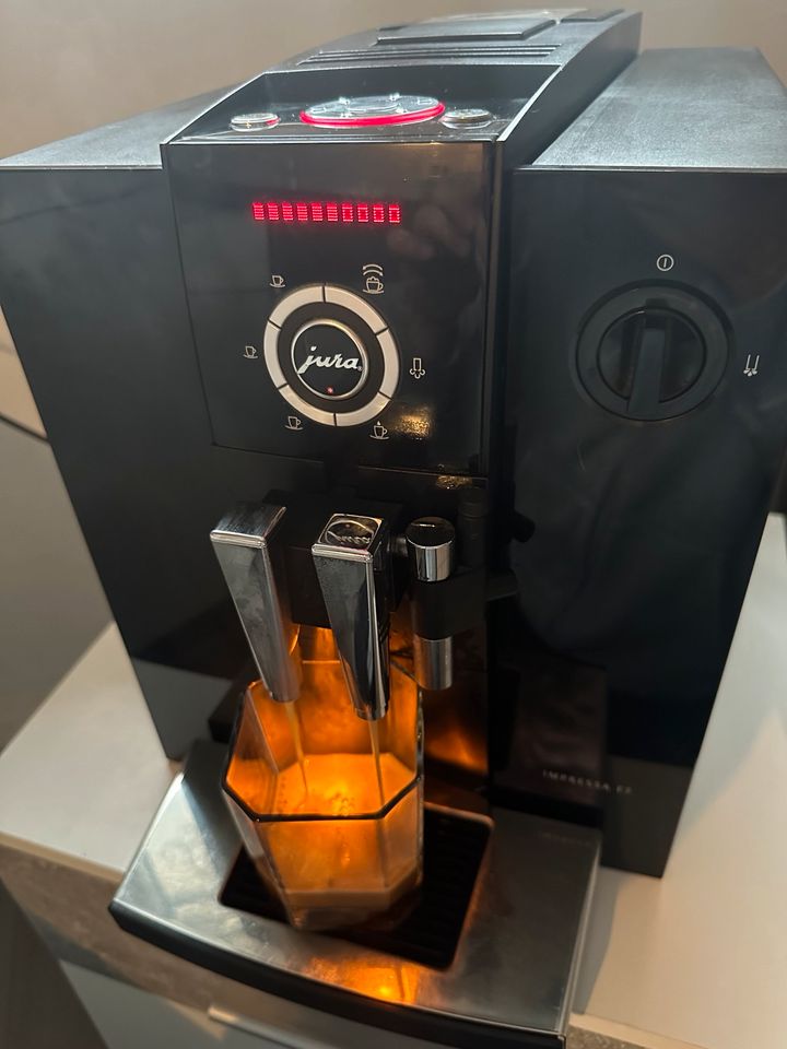 +++ Schlachtfest +++ Jura F7 Kaffeevollautomat in Einzelteile in Essen