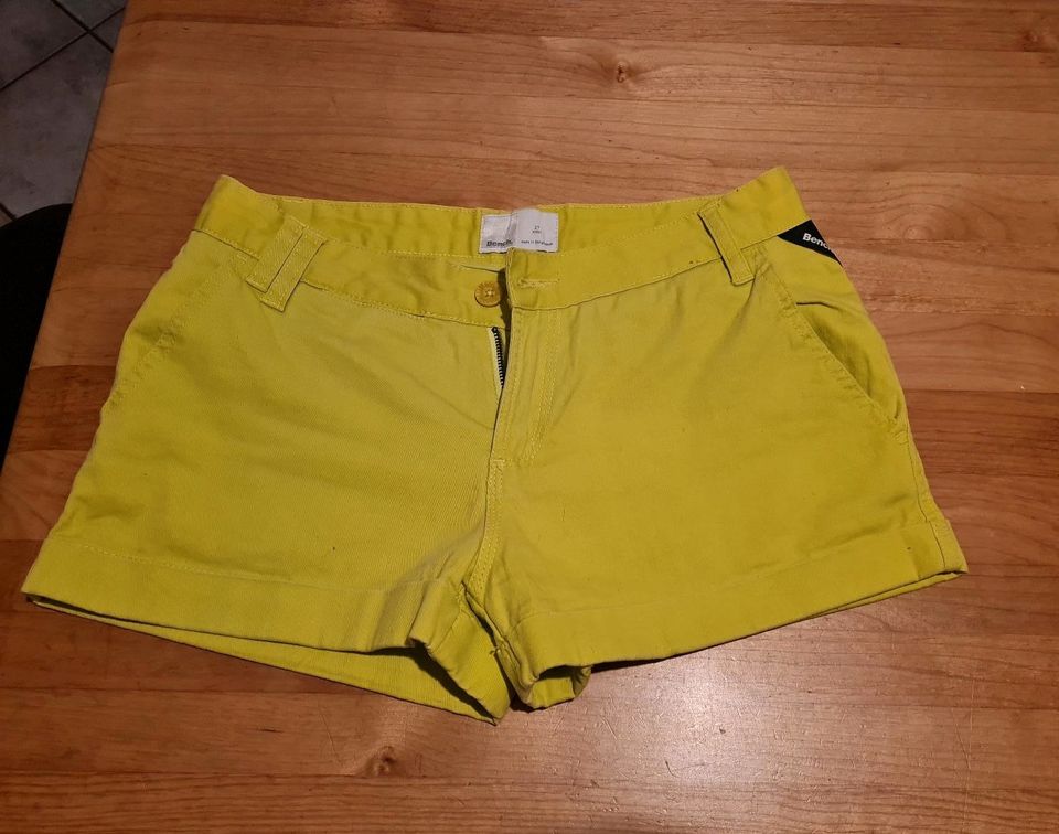 Bench Shorts gelb grün  waist Gr 27 in Zülpich