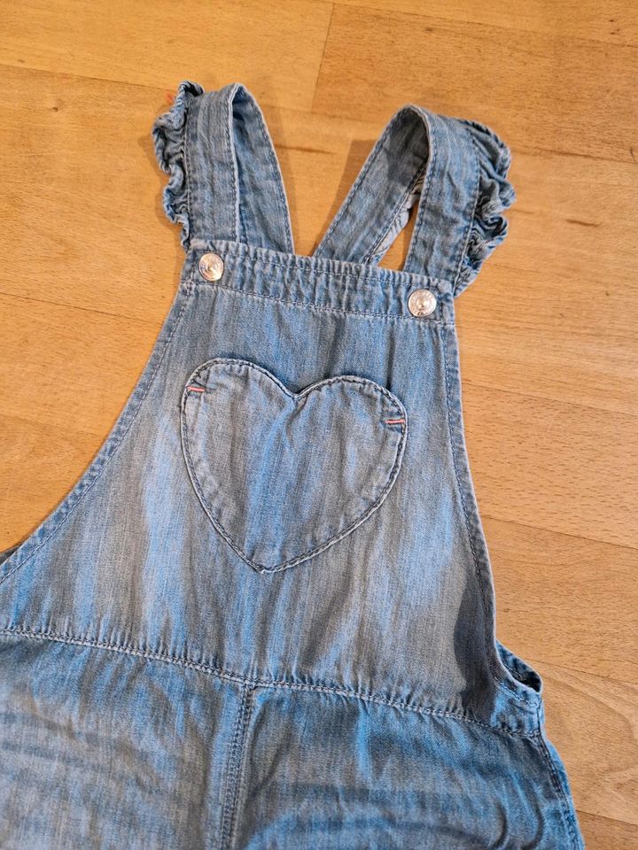 H&M Latzhose 104 Jeans Overall Jumpsuit Herz Rüschen Sommer Short in Bergisch Gladbach