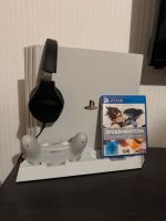 PS4 Pro Weiß + Spiel / Controller / Ständer / Headset Kreis Pinneberg - Wedel Vorschau