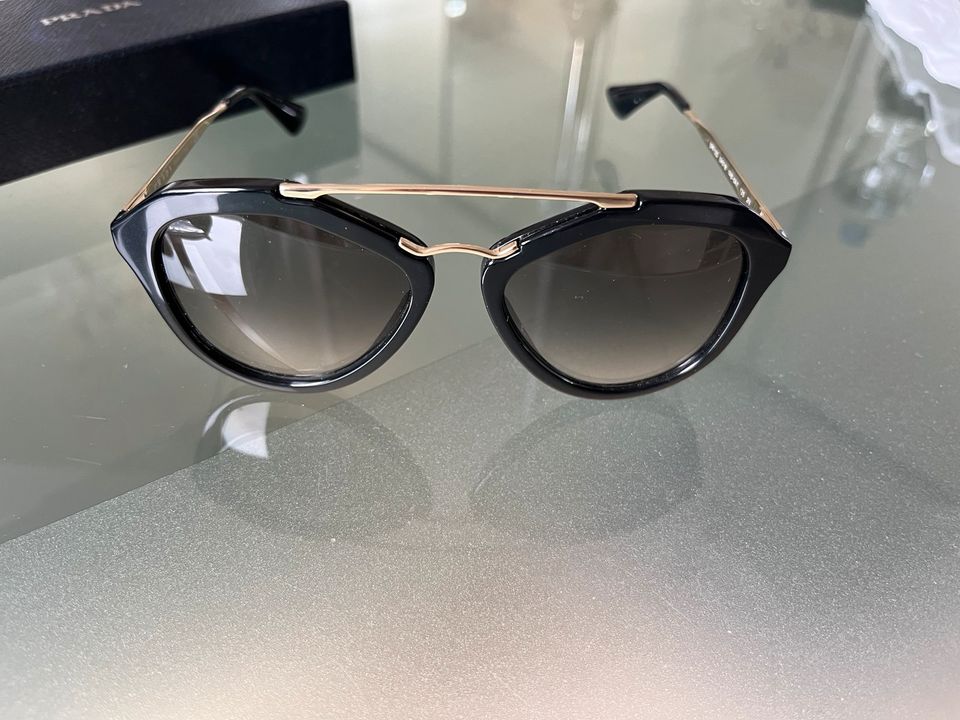 Schwarze Prada Catwalk Sonnenbrille mit Steg in Ammersbek