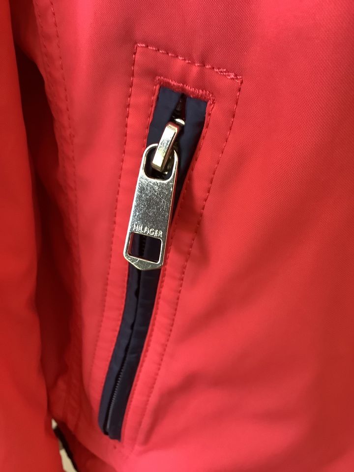 Tommy Hilfiger Jacke Frühjahr Windbreaker Kapuze Rot Gr. M TOP in Meisenheim