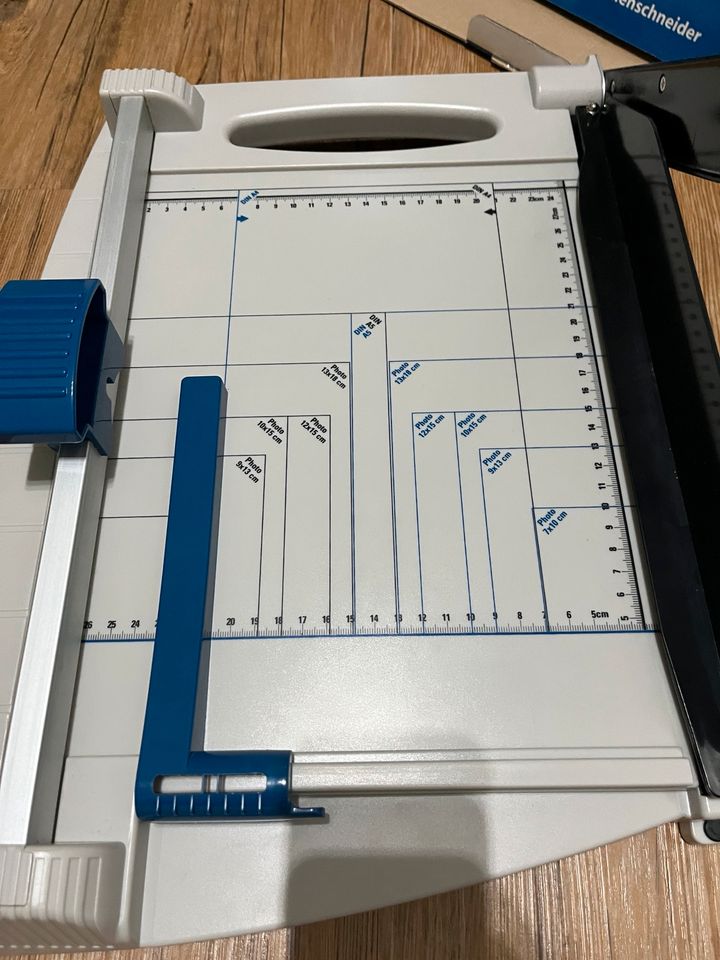 Schneidemaschine mit Hebel und Rollschneider, neuwertig in Dierdorf